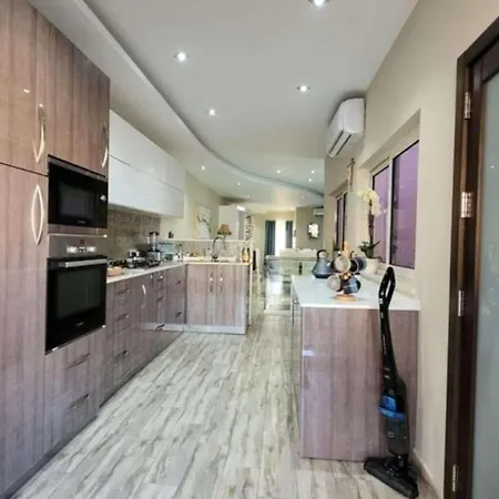 Cozy 3 Bedroom House With Large Terrace & Bbq 세인트폴스베이